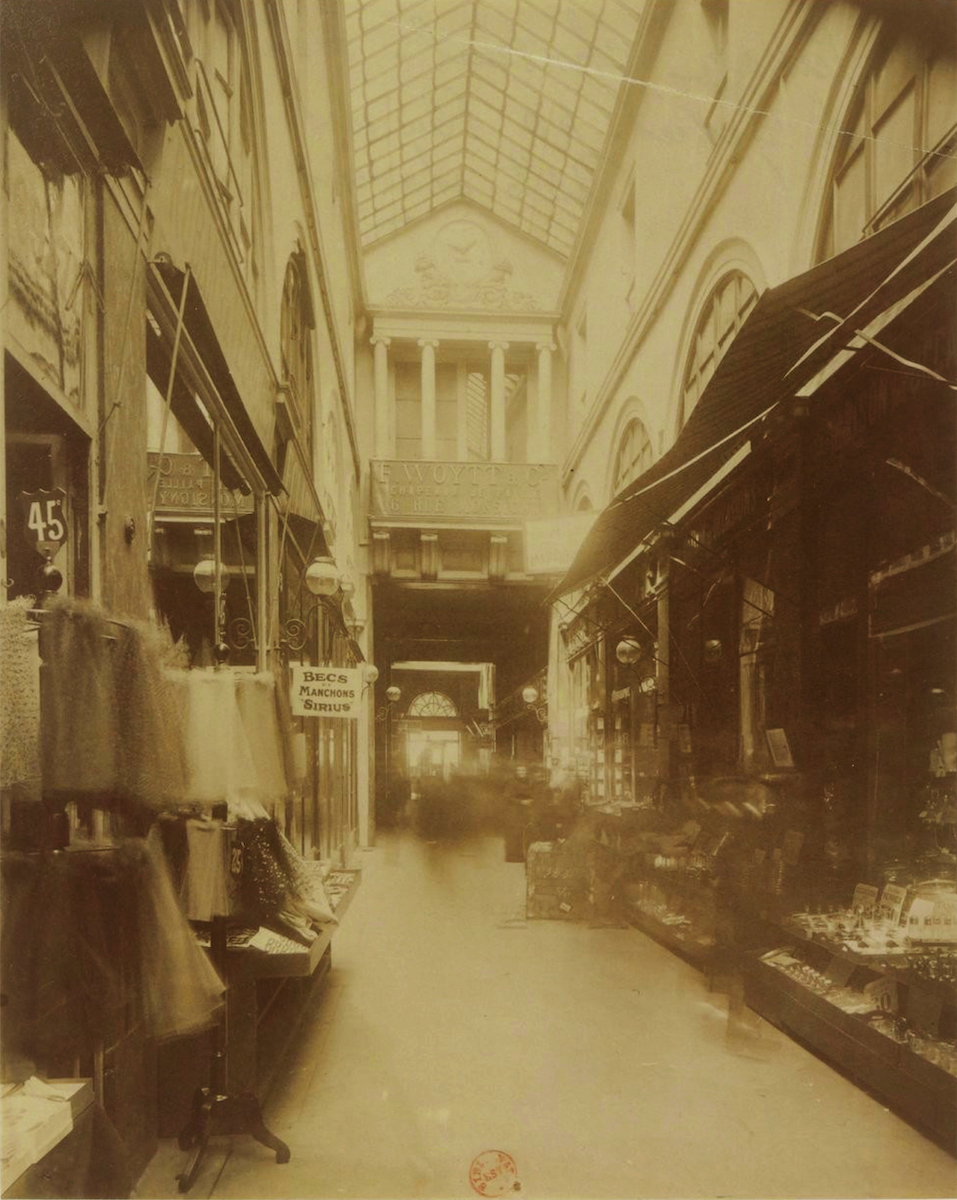 Eugène Atget: Passage Choiseul (1826-27) Source gallica.bnf.fr / Bibliothèque nationale de France