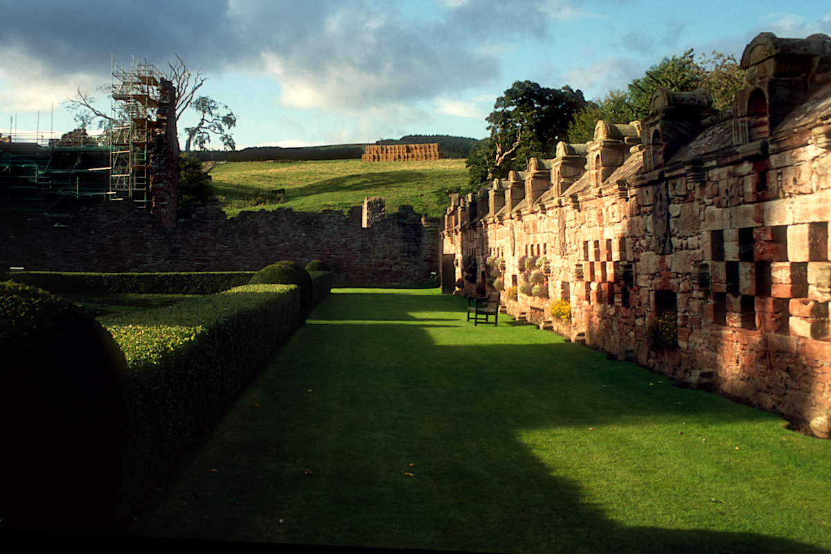 Garden, Edzell © Thomas Deckker 2011
