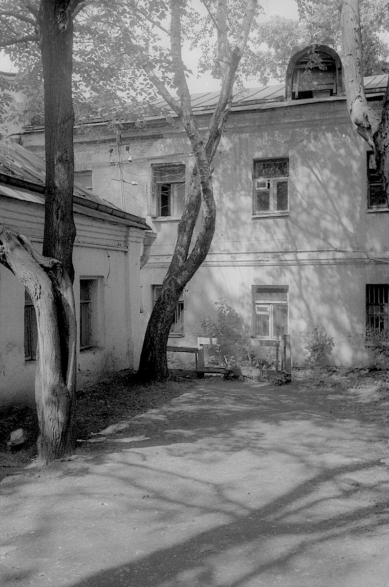 Courtyard near the Rozhdestvensky Convent, Moscow photo © Thomas Deckker 1989