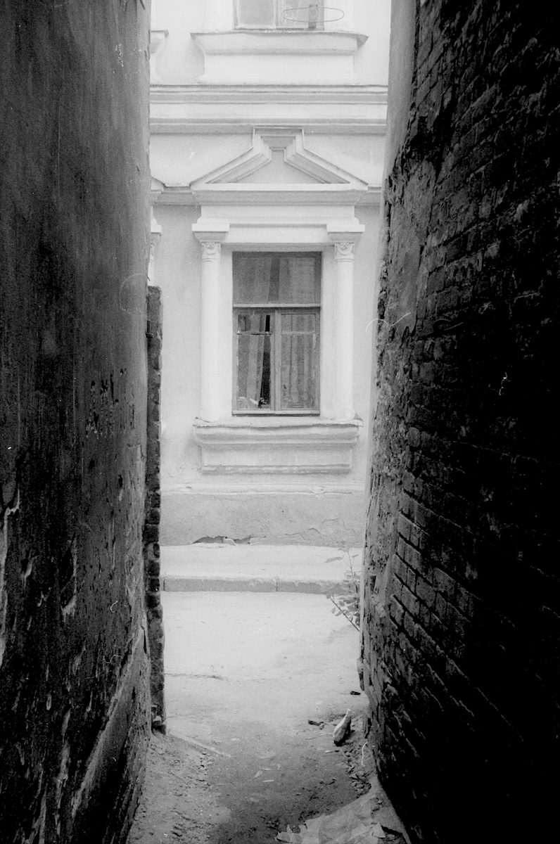 Window in a street near the Rozhdestvensky Convent, Moscow photo © Thomas Deckker 1989